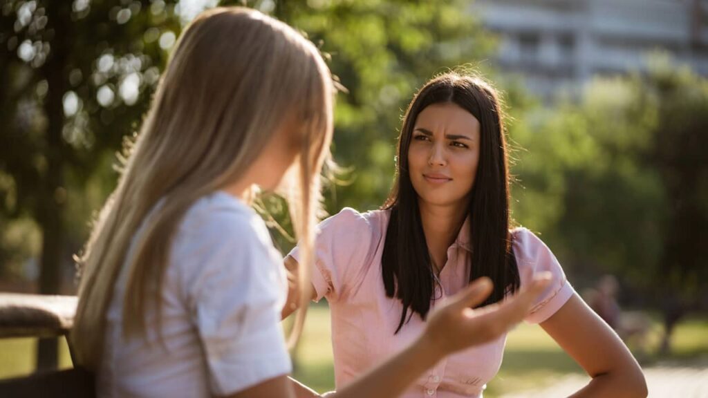 deux amies femmes discutent