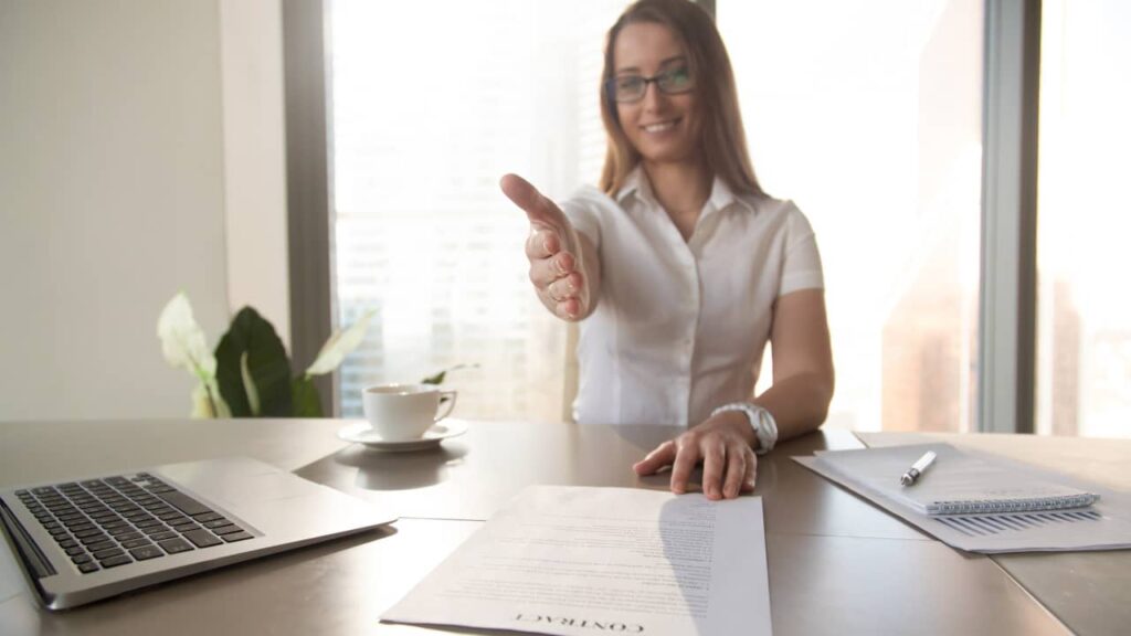 femme serre main contrat travail