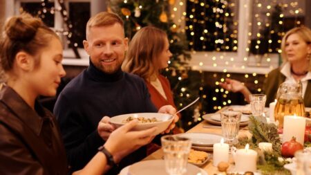 Étiquette moderne pendant les fêtes : comment éviter les maladresses sociales en 2025 avec des invités (tous bien différents) réunion fin d'année famille