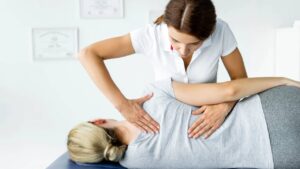 chiropracteur femme dos patient