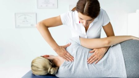 Chiropracteur : quel est son rôle et quand consulter ? chiropracteur femme dos patient