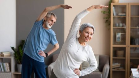 Préserver sa santé après la retraite : les bons réflexes à adopter dès 60 ans couple seniors exercice sport