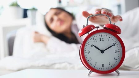 femme en retard reveil