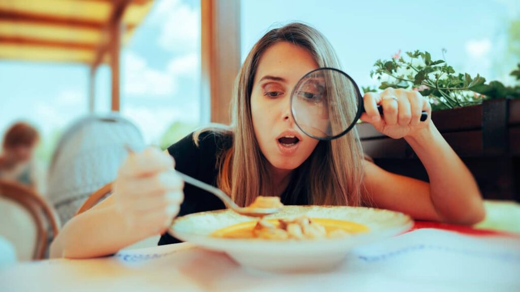 femme loupe assiette