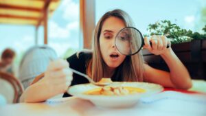 femme loupe assiette