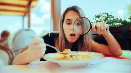 femme loupe assiette