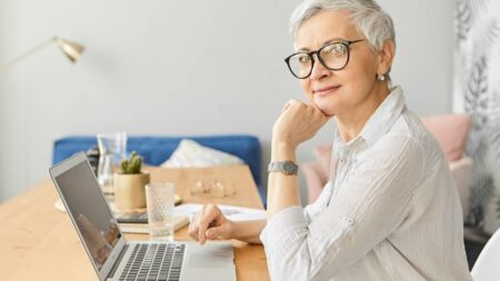 Peut-on travailler après l’âge légal de la retraite ? femme senior ordinateur