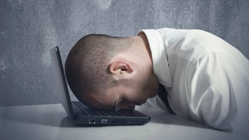 homme tete ordinateur