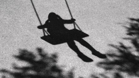 Mémoire poétique : ces souvenirs qui vivent en nous sans qu’on s’en rende compte ombre fille balancoire