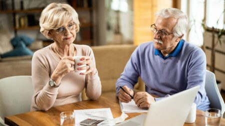 Retraite par capitalisation : les avantages et inconvénients à absolument connaître couple seniors calculette ordinateur