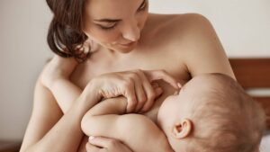 Astuces de grand-mère pour arrêter l’allaitement en douceur femme maman allaitement bebe