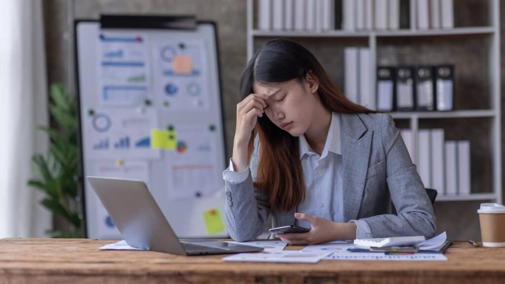 travailleuse japonaise bureau fatiguee