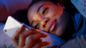 femme sourit telephone