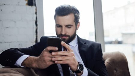Les 3 SMS qui font craquer un homme instantanément homme envoie sms