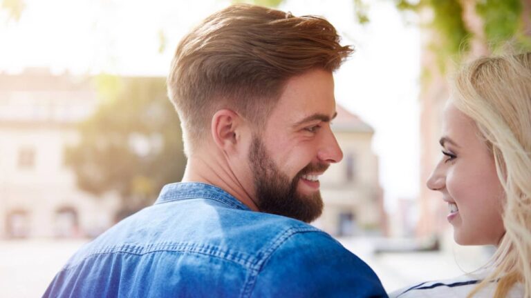 Ce que les hommes n’aiment pas chez les femmes physiquement homme sourit femme