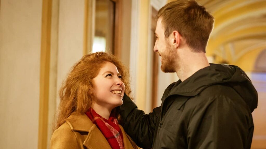 homme touche cheveux femme