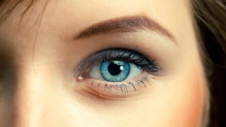 L’origine des yeux bleus : une mutation qui a changé le regard du monde oeil bleu femme