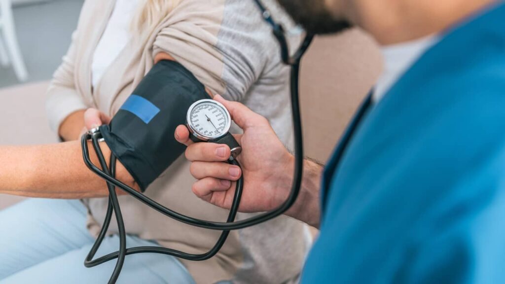 HTA : les vraies causes de la tension élevée et comment les éviter prise de tension arterielle