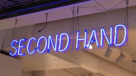 La seconde main en plein boom : comprendre les raisons d’un engouement planétaire en 2026 Seconde-main-friperies-vêtements (1)