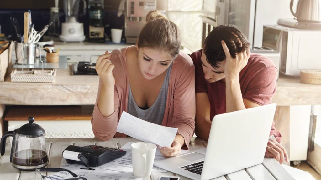 couple regarde administratif
