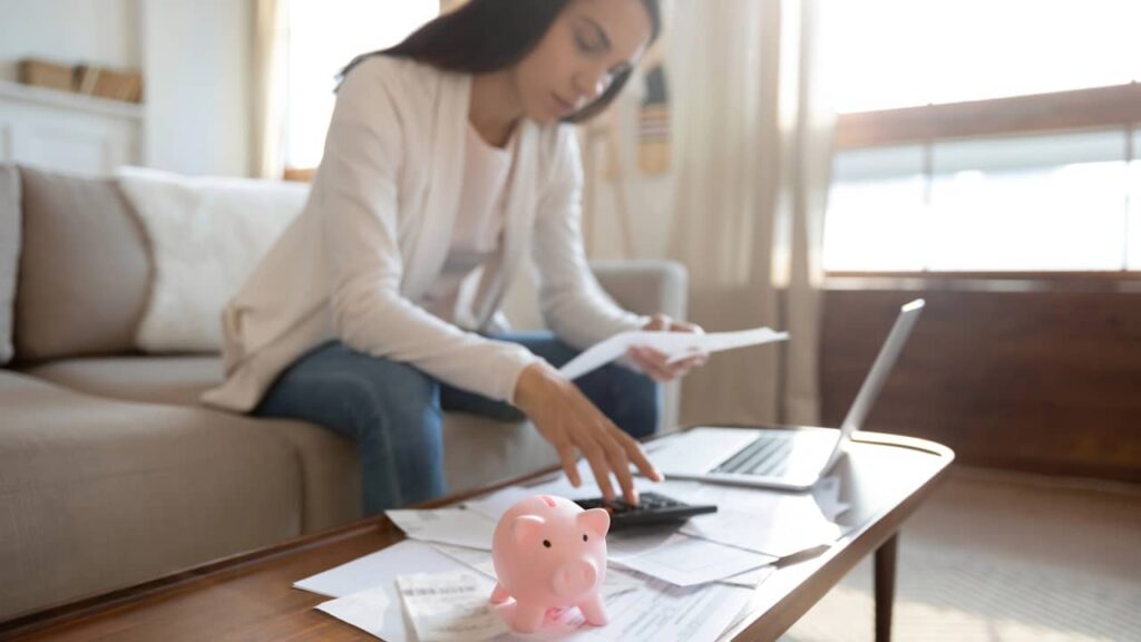 femme calcul tirelire