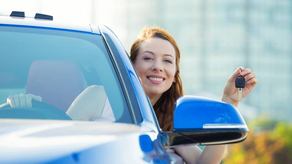 jeune femme clé voiture