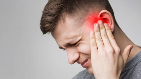 Perte auditive : les premiers signes que l’on ignore trop souvent mal oreille