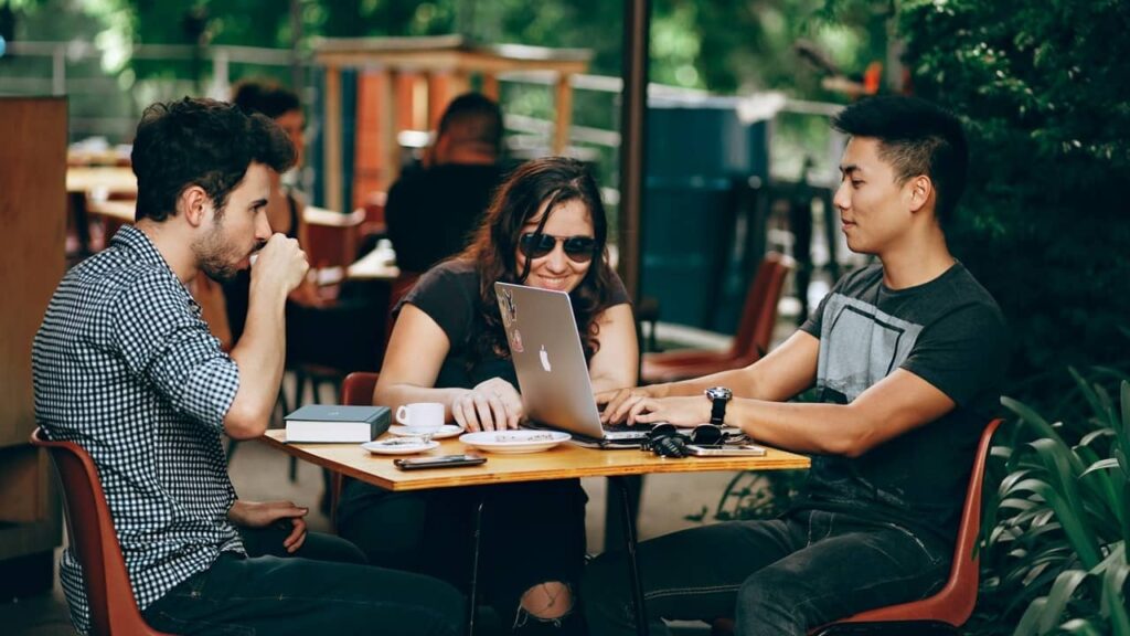 Millenials-réunion-café (1)