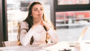 femme reflexion bureau