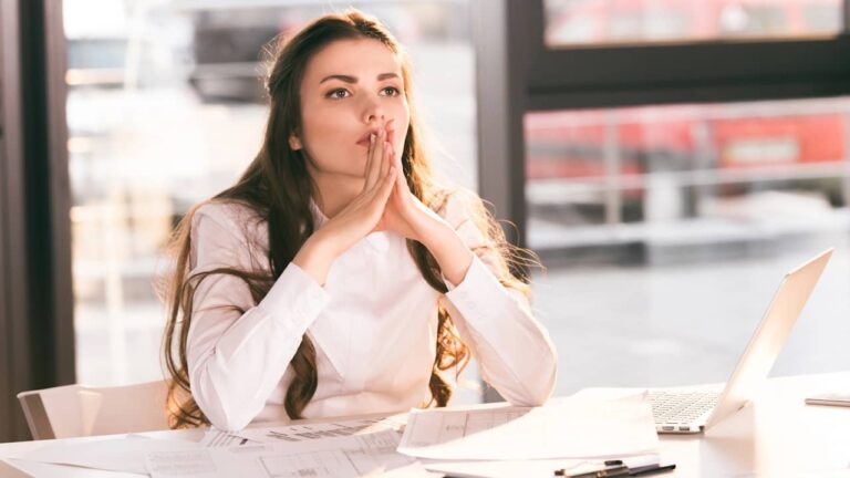 femme reflexion bureau