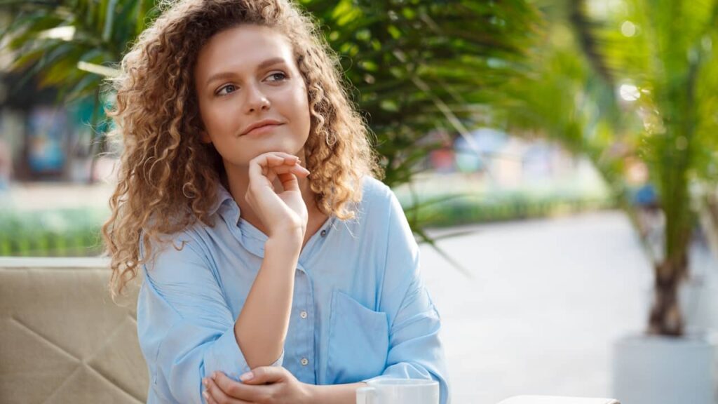 femme sereine exterieur