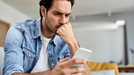 Biais de perception : pourquoi votre cerveau déforme-t-il la réalité sans que vous vous en rendiez compte ? homme reflechit telephone
