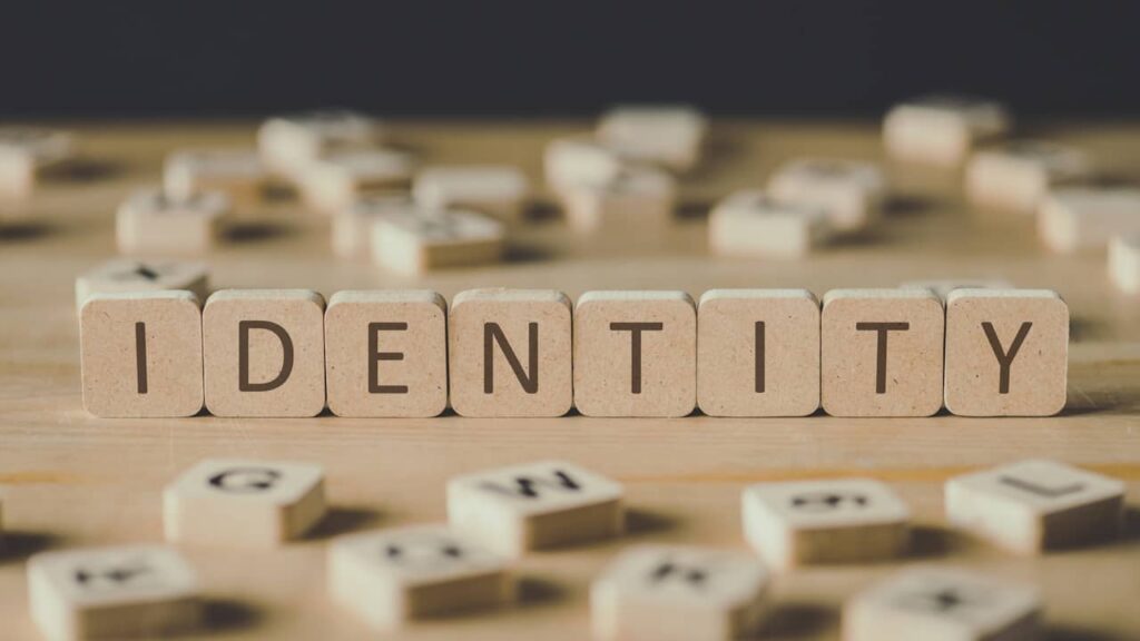 Psychogénéalogie : comment l’histoire familiale influence encore votre vie sans que vous le sachiez identite