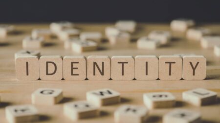 Psychogénéalogie : comment l’histoire familiale influence encore votre vie sans que vous le sachiez identite