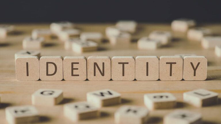 Psychogénéalogie : comment l’histoire familiale influence encore votre vie sans que vous le sachiez identite