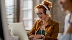 femme casque ordinateur