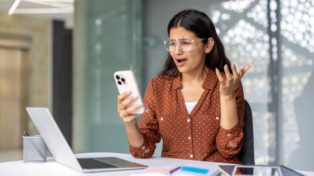 femme colere smartphone