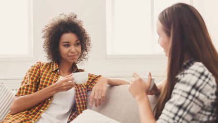 Écoute active : comment mieux communiquer avec les autres ? femme ecoute son amie