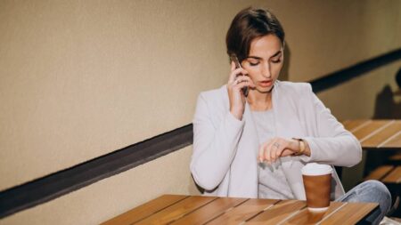 Que penser des personnes qui annulent au dernier moment ? femme telephone regarde montre