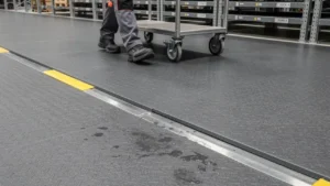 Sols antidérapants en milieu professionnel : zoom sur les revêtements en caoutchouc