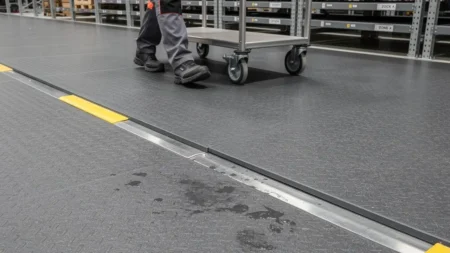 Sols antidérapants en milieu professionnel : zoom sur les revêtements en caoutchouc Sols antidérapants en milieu professionnel : zoom sur les revêtements en caoutchouc