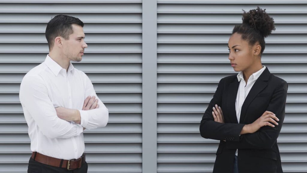 deux collegues opposes