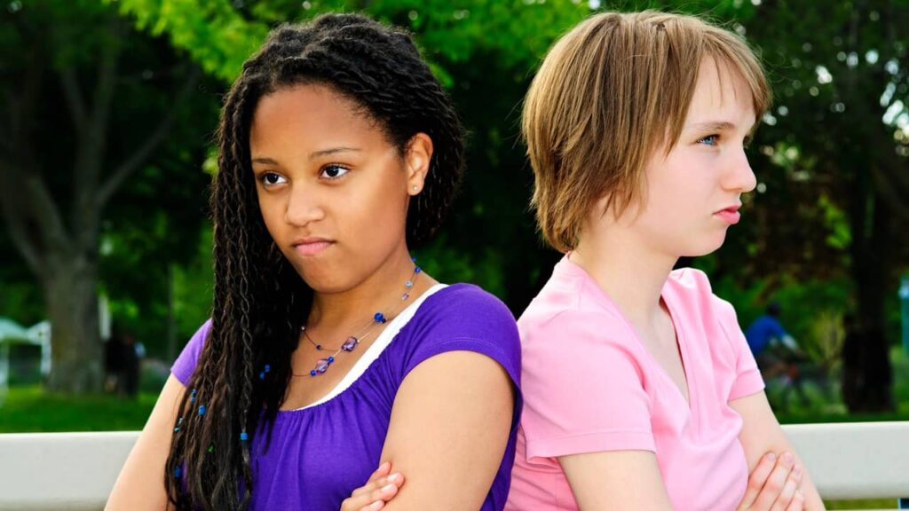 deux filles dos à dos