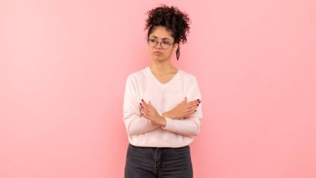 Comment réagir face à une personne convaincue d’avoir raison ? femme ferme
