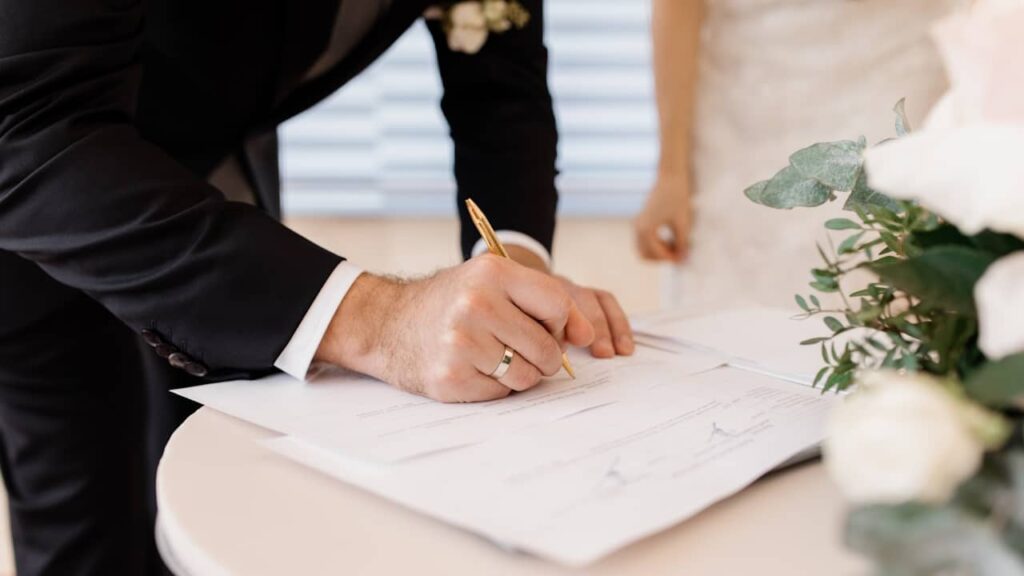 homme signe contrat mariage