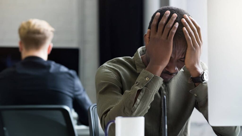 Demander une rupture conventionnelle pour souffrance au travail : est-ce possible et comment faire ? homme souffrance travail
