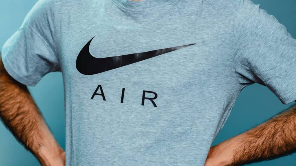 t-shirt-nike-activités-illégales (1)