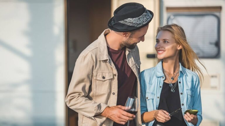 10 signes que c’est la femme de votre vie couple heureux se regarde