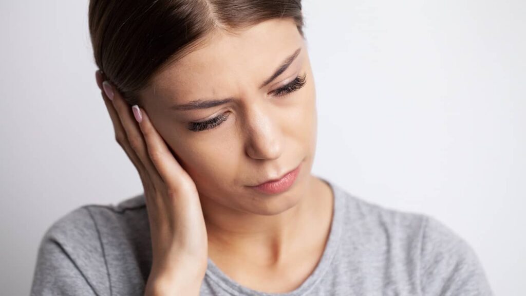 Oreille droite qui siffle : quelle signification ? femme mal oreille