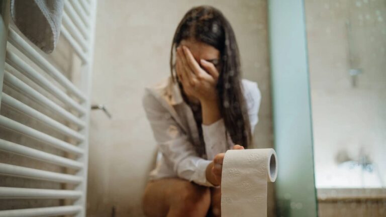 Comment savoir si on fait une fausse couche ? Les signes qui doivent alerter femme pleurs toilettes